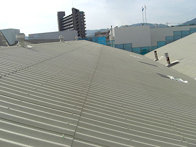 屋根遮熱美装工法 OSクール工法 下塗り材吹付け完了