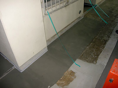 床面下地調整 マンション廊下補修 カチオンスターＣ1塗布後