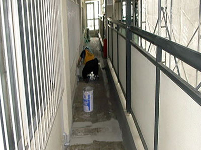 床面下地調整 マンション廊下補修 カチオンスターＣ1塗布状況