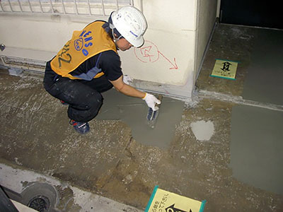 床面下地調整 マンション廊下補修 カチオンスターＣ1塗布状況